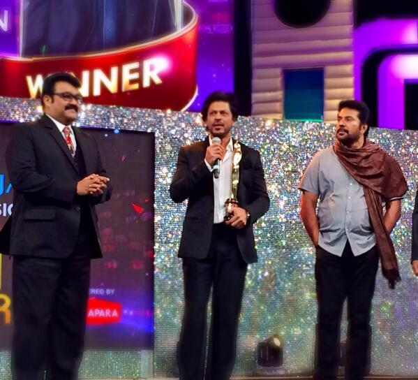 Shah Rukh Khan honoré à "Asianet Film Awards 2014" Bdpkld10