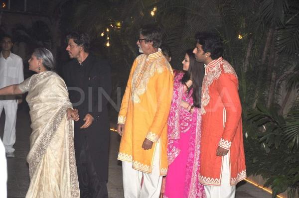 Shah Rukh Khan à la fête de Diwali des Bachchans Sa2_010