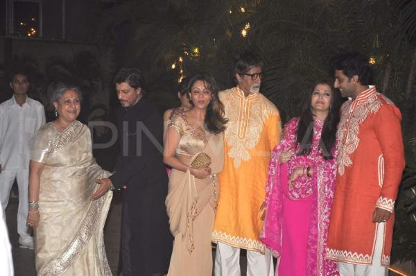 Shah Rukh Khan à la fête de Diwali des Bachchans Sa3mai10