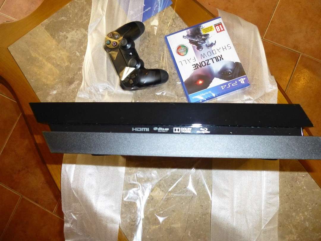 Unboxing PS4 by Helix P1000015