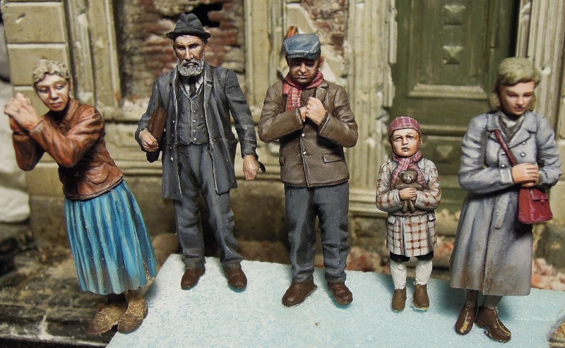 figurines diverses 1/35, whermacht, waffen SS, civil............ - Page 2 Dscn8560