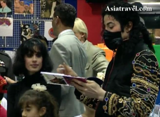 Michael Jackson no Shopping in Thailand  Footag10