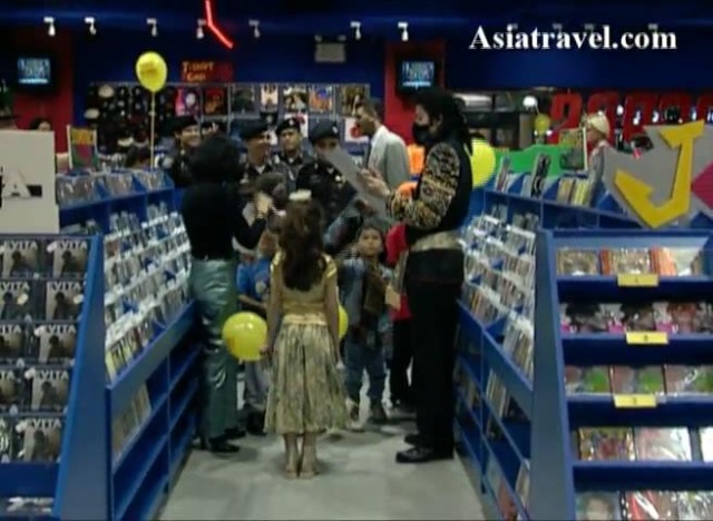 Michael Jackson no Shopping in Thailand  Footag13