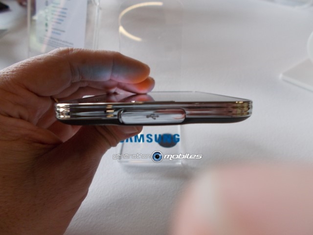 [INFO] Présentation Officielle du Samsung Galaxy S5 Flanc310
