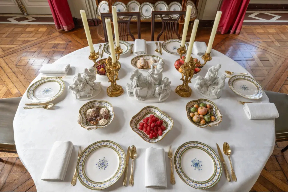 Le service « à perles et barbeaux » de Marie-Antoinette exposé au Petit Trianon C_seba11