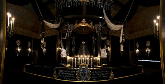 10 septembre 1715: Le cerceuil du roi est porté et installé dans le sanctuaire de la basilique Saint-Denis O_didi10