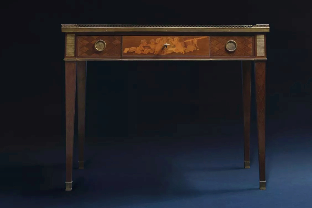 Deux meubles d’exception ayant été utilisés par Louis XV vendus aux enchères Tablel10