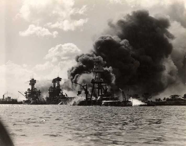 Le 7 décembre 1941,le Japon attaque Pearl Harbor Arizon11