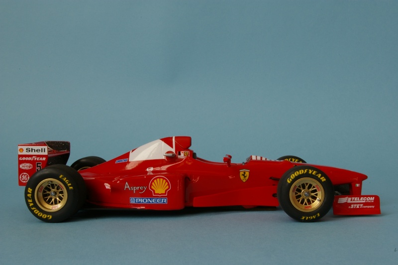 FERRARI F 310B Revell 1/24ème - Page 10 Imgp3923