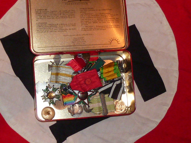 Drapeau Hausfahne, médailles et décorations. P1230411