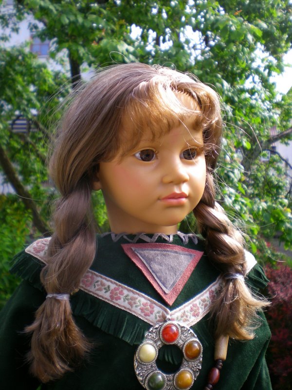 Qui peut identifier cette poupée ? 10263711