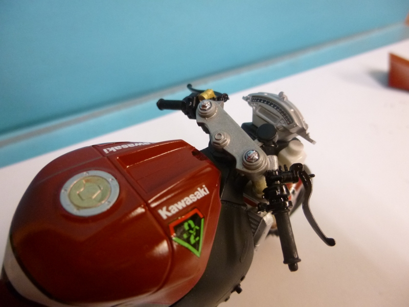 Kawasaki ZX-10R 2011 1:12 Fujimi, fertig - Seite 2 P1020884