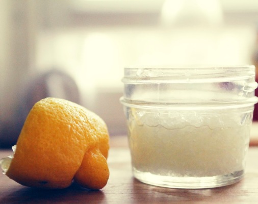 تقشير الأظافر بالملح والليمون Lemons10