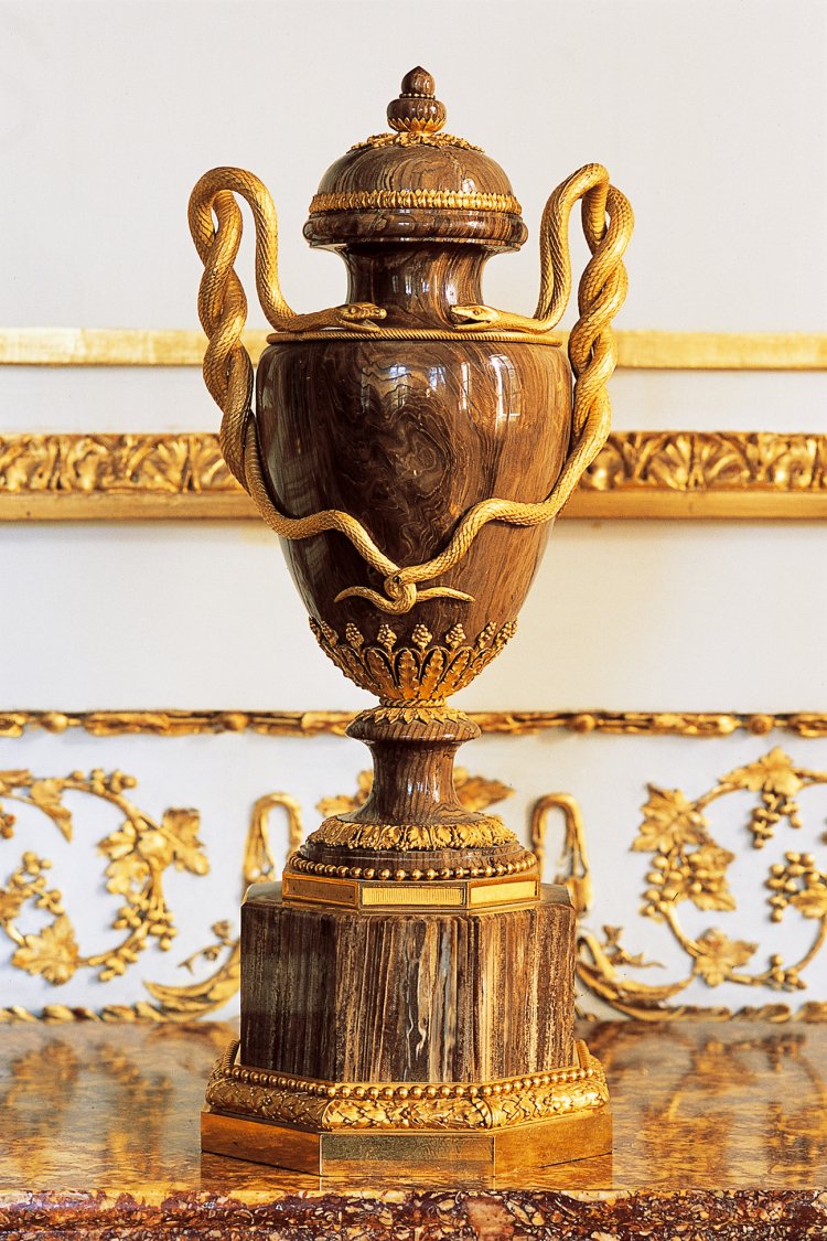 Collection de Marie-Antoinette d'objets et meubles en bois pétrifié  Arton310