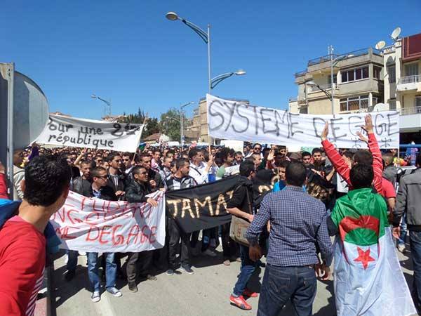 Bejaïa : des milliers d’étudiants marchent contre le système et les élections le Mardi 08 Avril 2014 - Page 2 10026810