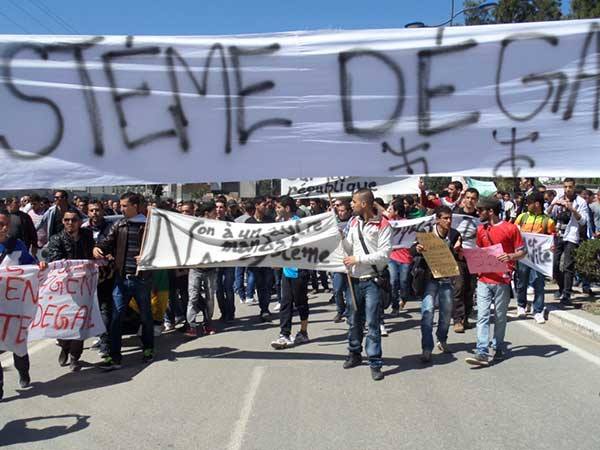 Bejaïa : des milliers d’étudiants marchent contre le système et les élections le Mardi 08 Avril 2014 - Page 2 10026811