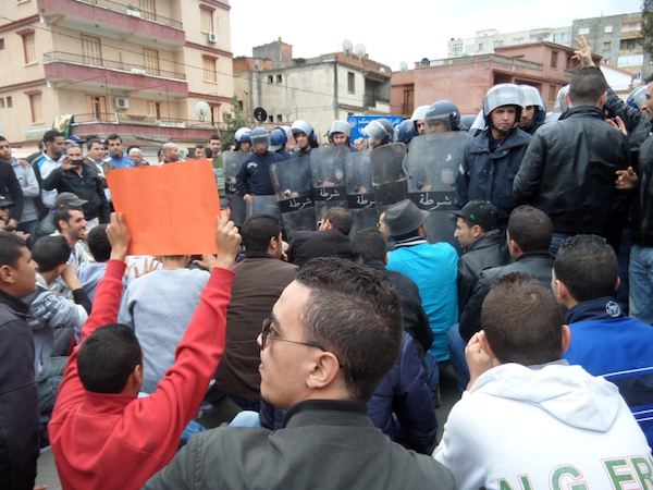 Bejaïa : des milliers d’étudiants marchent contre le système et les élections le Mardi 08 Avril 2014 - Page 2 10026845