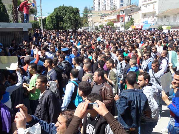 Bejaïa : des milliers d’étudiants marchent contre le système et les élections le Mardi 08 Avril 2014 - Page 2 10026847
