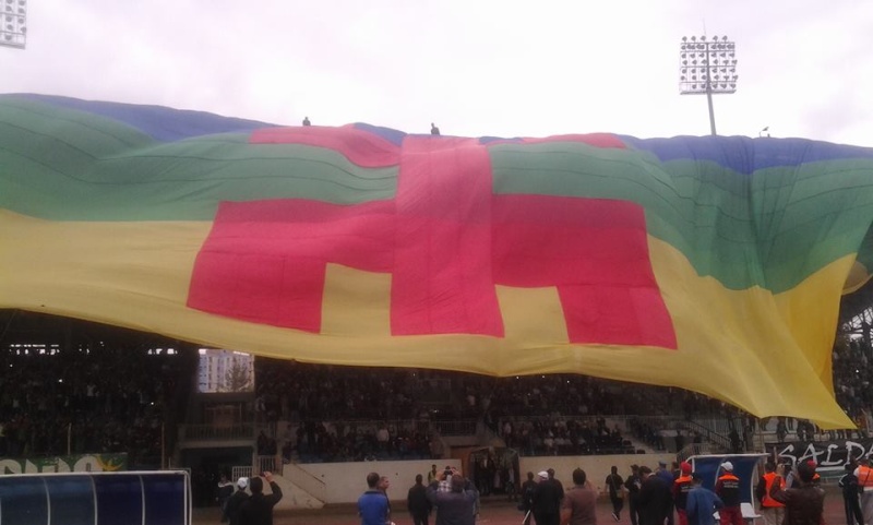 Bgayet (Bejaia) , mardi 13 mai 2014, le plus grand drapeau Amaziɣ jamais déployé 1283