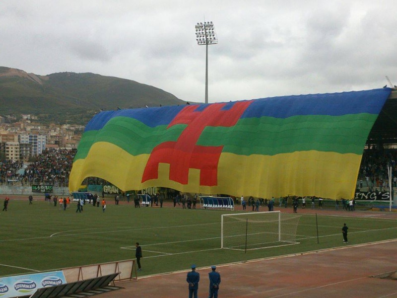 Bgayet (Bejaia) , mardi 13 mai 2014, le plus grand drapeau Amaziɣ jamais déployé 1287