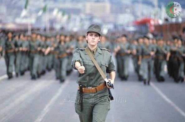 Algérie 1967 Après l’indépendance : parade de jeunes filles en tenue de majorettes, tambourins, foulards et drapeaux levés 1292