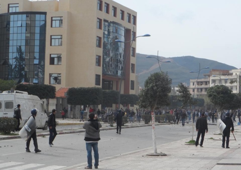 echauffourées entre lycéens et policiers le 26 fevrier 2014 à BEJAIA  169