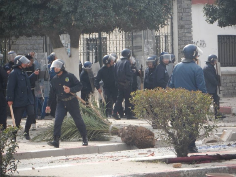 echauffourées entre lycéens et policiers le 26 fevrier 2014 à BEJAIA  174