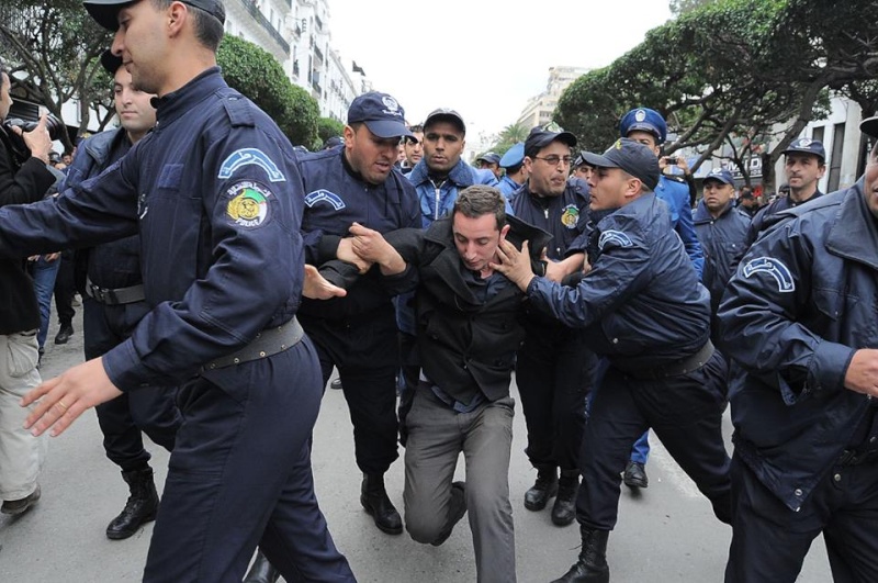 Représailles lors du rassemblement contre le 4ème mandat qui s'est tenu aujourd'hui le 01/03/14 à Alger (place Audin) 182