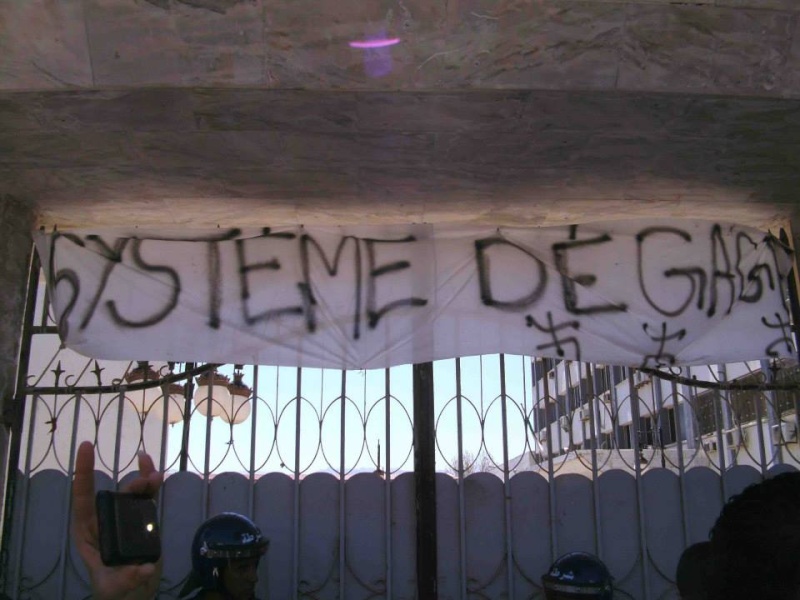 Banderole accrochée sur le portail du siège de la wilaya de Bgayet 220