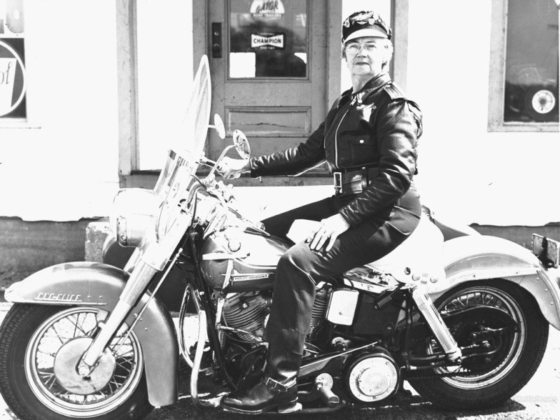foto storiche di HD... giusto per rimanere in tema di old  Harley18