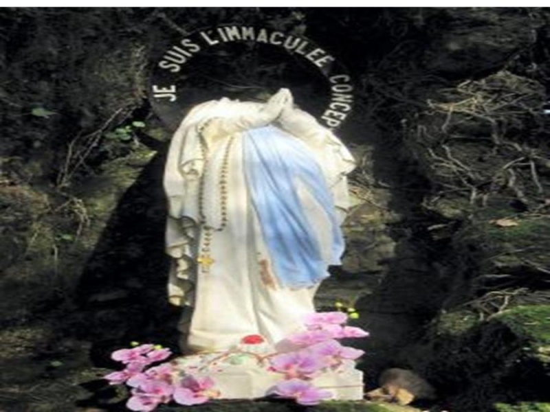 Une statue de Notre-Dame-de-Lourdes a été décapitée..25 novembre 2013 *À Plouay (Morbihan La-tc310