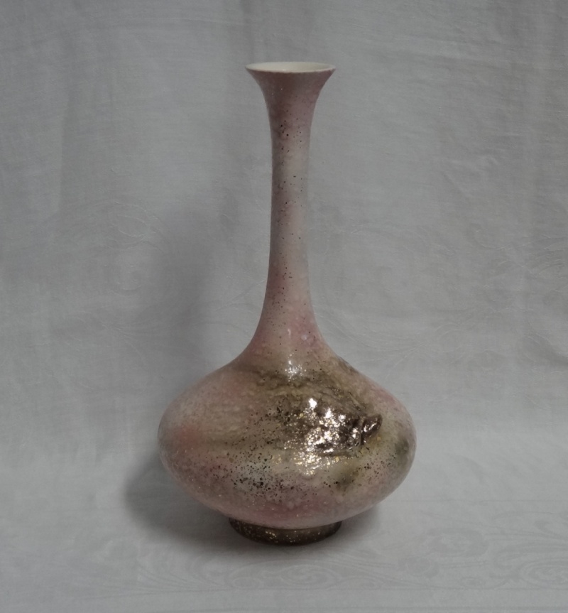 ID Maker of Vase with Pink and Gold Splatter Glaze on Cream Base Pinkgo12
