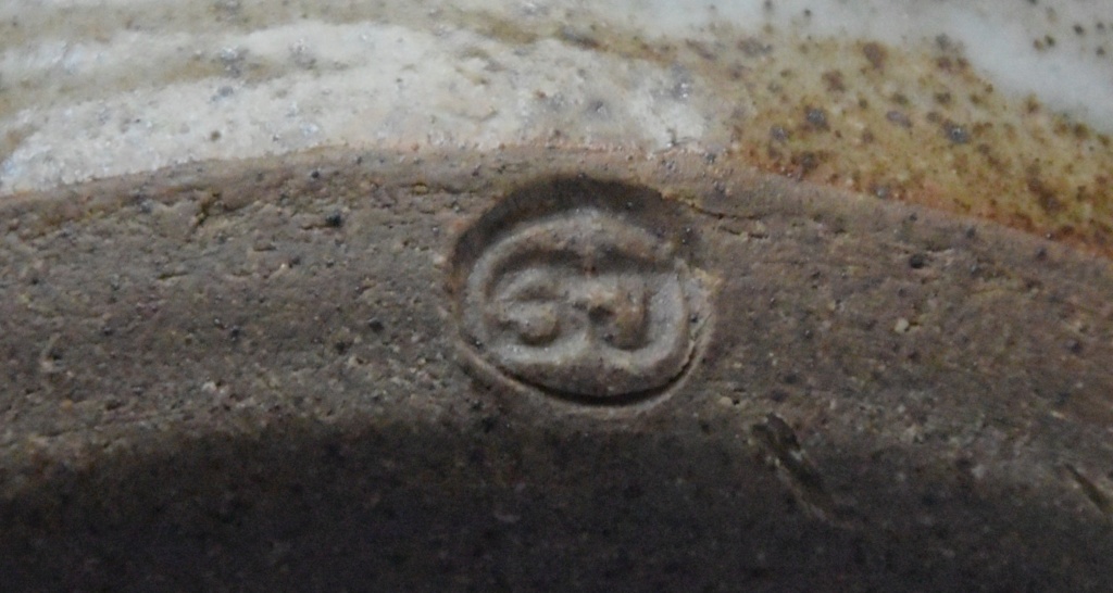 Pichet grès au monogramme G.J..... à identifier Dsc_1714