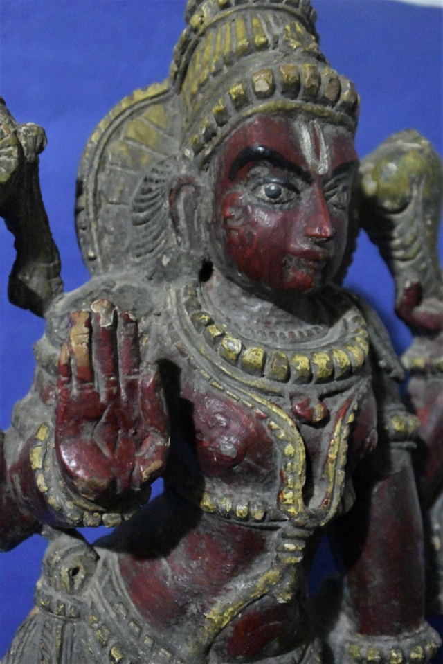 Statue de Vishnu en bois polychrome  Dsc_5718