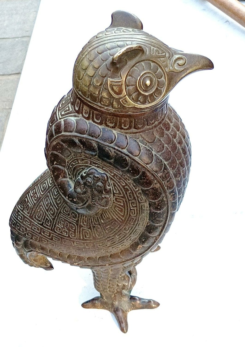 Copie d'une cruche à vin Shang en bronze forme de hibou Urne10