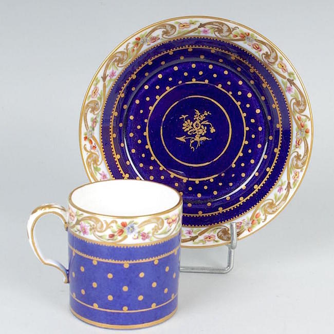 Une tasse de Sèvres offerte par Marie-Antoinette à sa dame d'honneur ?  -1491512