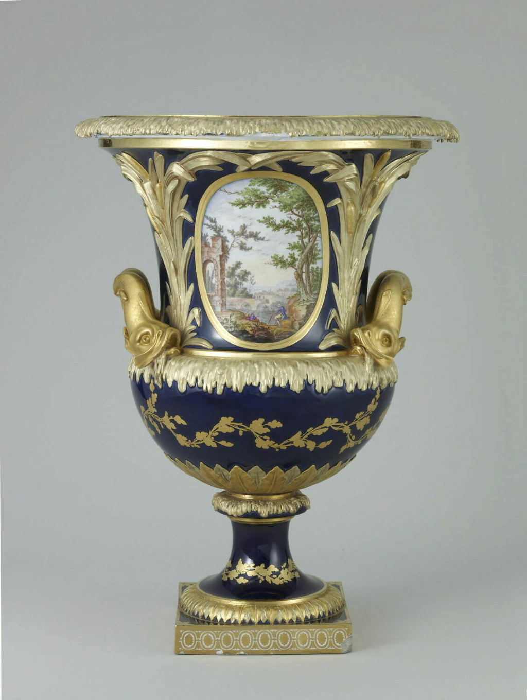 Le goût de Marie-Antoinette pour la porcelaine de Sèvres, décors à effets de perles et pierres précieuses 00002320