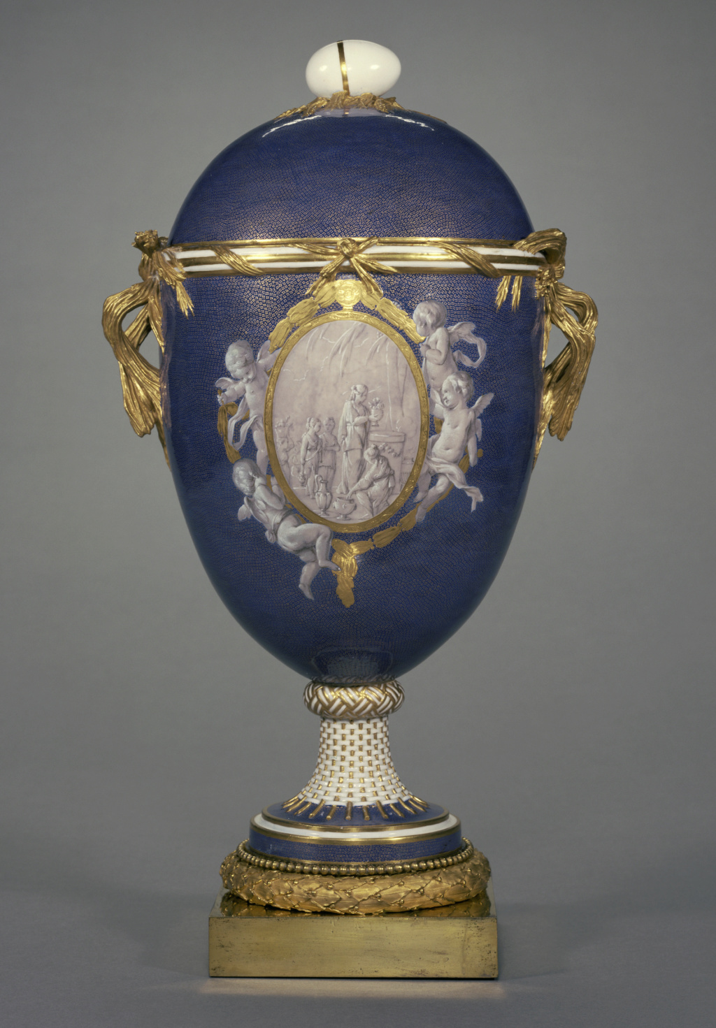 Les vases "oeuf" en porcelaine de Sèvres du XVIIIe siècle 00703010
