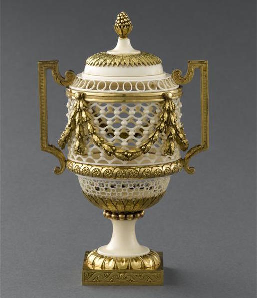 Pendules et vases en ivoire tourné de (et par) la famille royale 07-51710