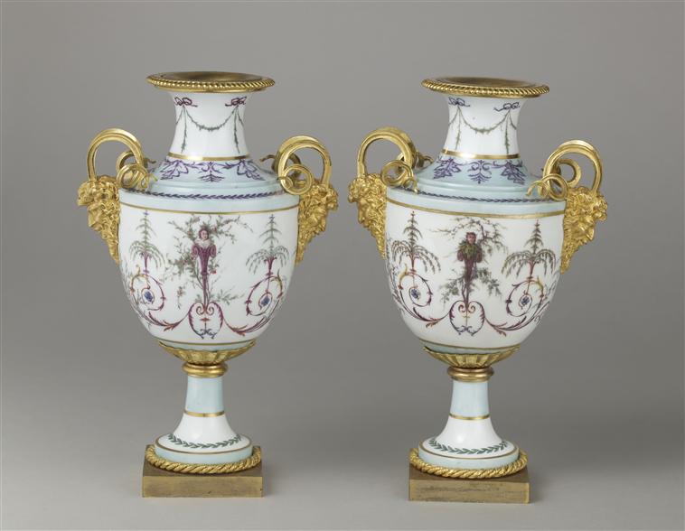 Les services en porcelaine de Sèvres de Louis XVI 09-53711