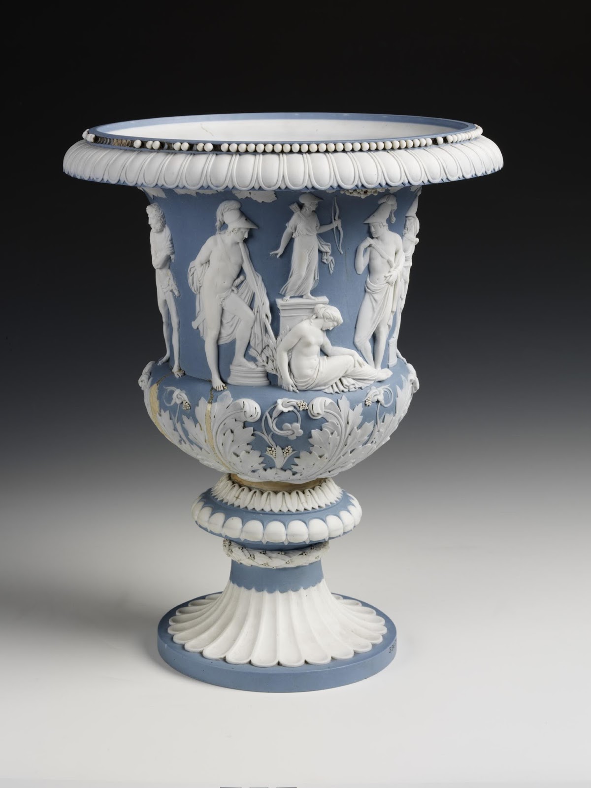 La porcelaine de Sèvres à l'imitation de la " couverte de jaspe " Wedgwood 0seavr10