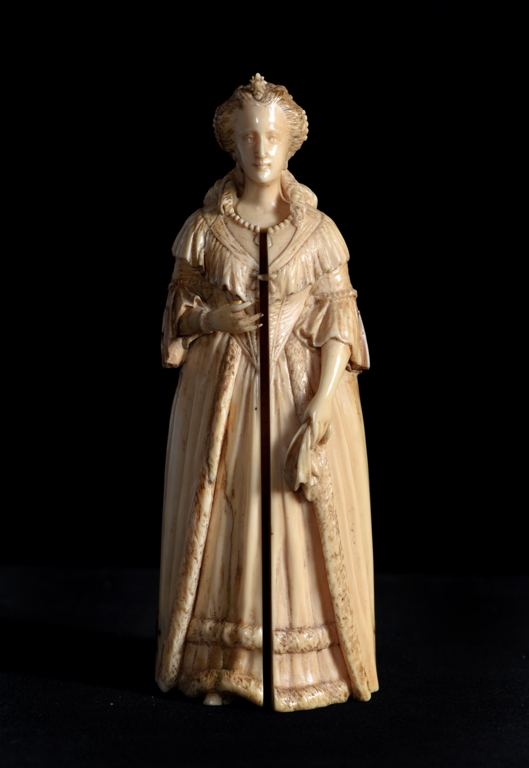 Statuettes en ivoire : Marie-Antoinette au Temple et à la Conciergerie 1159-112