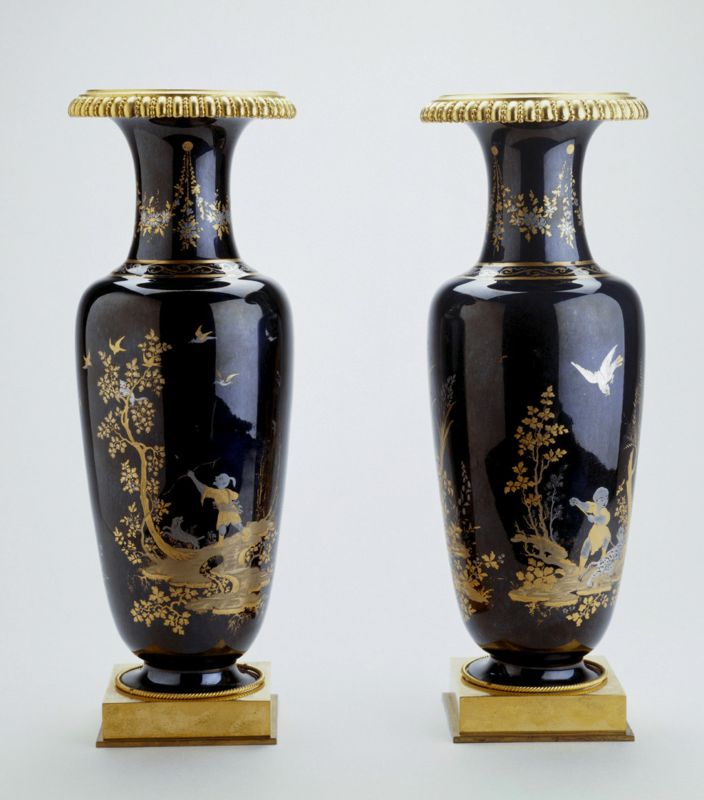 Porcelaine de Sèvres : chinoiseries à fond noir ou fond d'écaille à l'imitation du laque 16959110