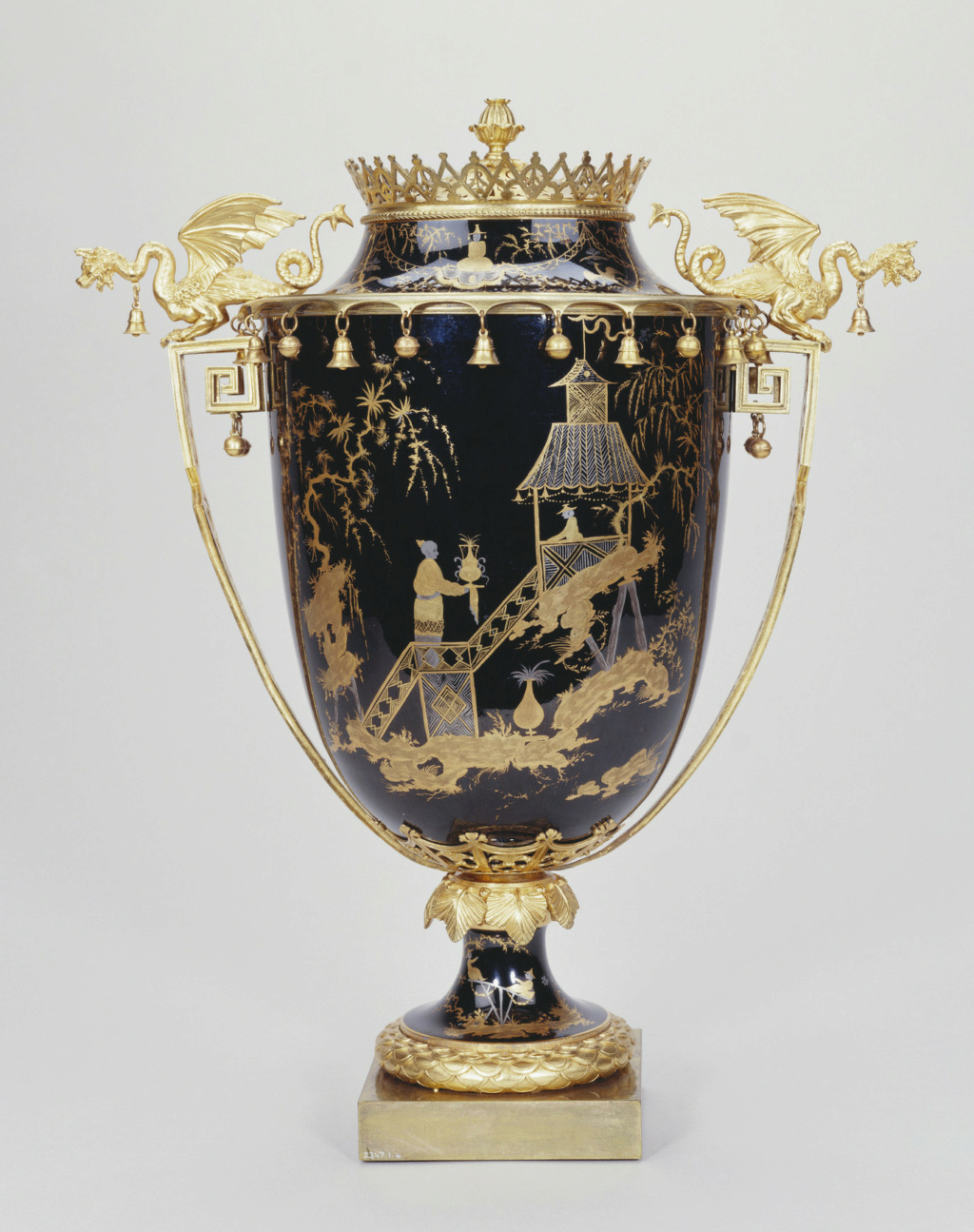 Porcelaine de Sèvres : chinoiseries à fond noir ou fond d'écaille à l'imitation du laque 16959210