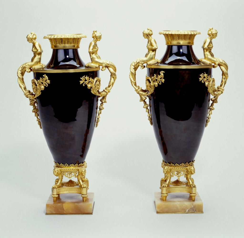 Porcelaine de Sèvres : chinoiseries à fond noir ou fond d'écaille à l'imitation du laque 16960510