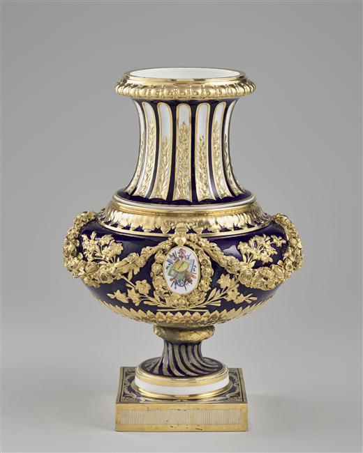 Le modèle " Vase du roi " ou " Vase du Roi guirlande ", Manufacture de Sèvres (18e siècle) 17-61111