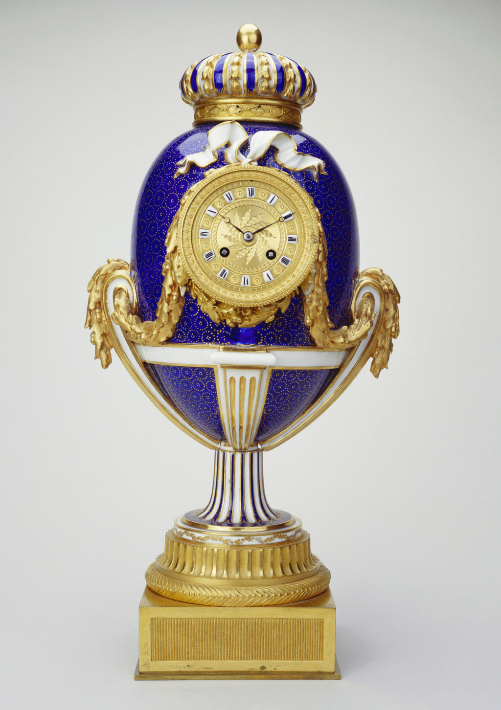 Les vases "oeuf" en porcelaine de Sèvres du XVIIIe siècle 18648510