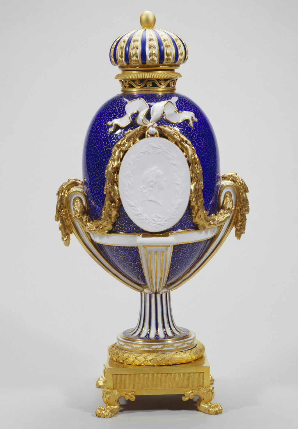 Les vases "oeuf" en porcelaine de Sèvres du XVIIIe siècle 18662610