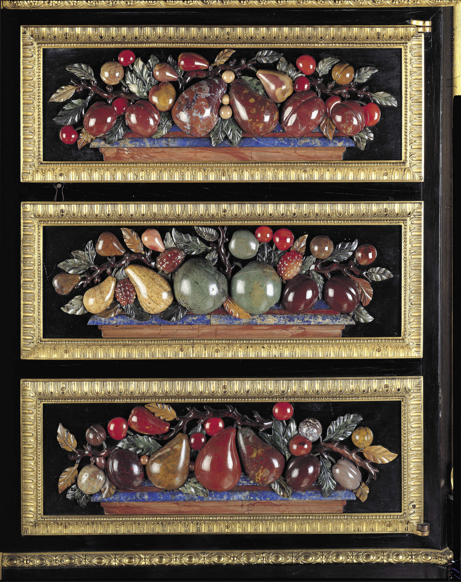 Mobilier du XVIIIe siècle à décors de panneaux de mosaïques de pierres dures (pietra dura), par Adam Weisweiler et Martin Carlin 19326614