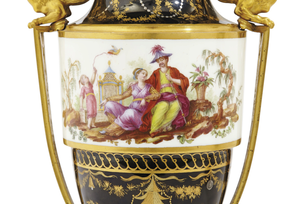 Porcelaine de Sèvres : chinoiseries à fond noir ou fond d'écaille à l'imitation du laque 2013_c21